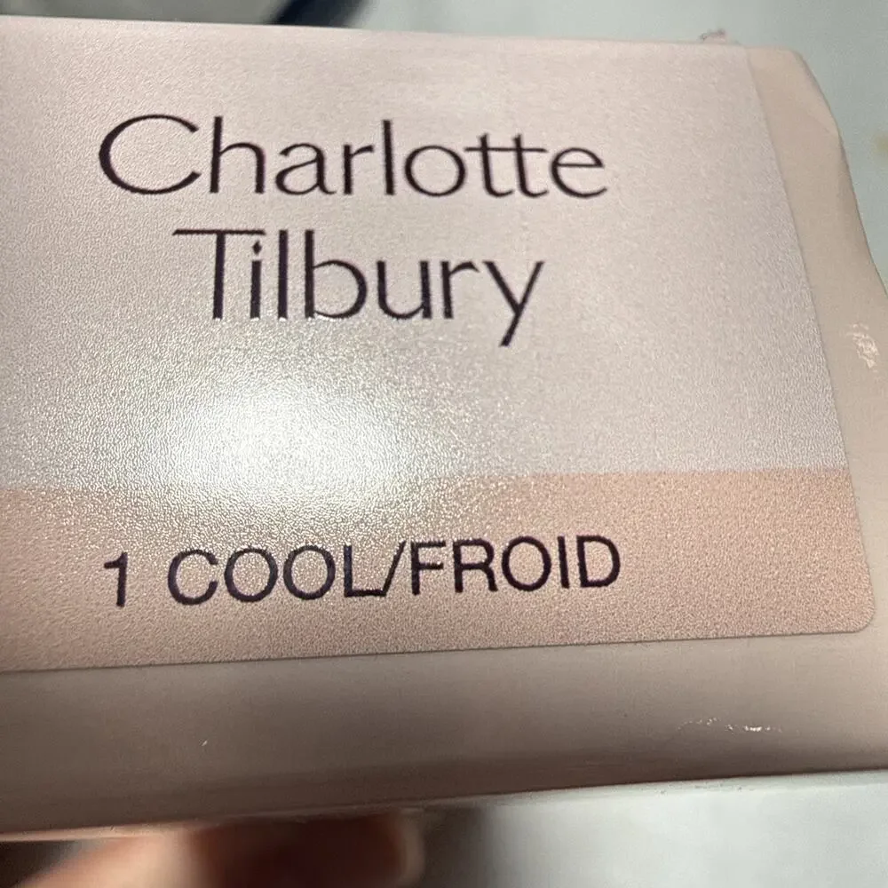 Charlotte Tilbury Airbrush Flawless Foundation -01 Cool/Froid 1 Fl Oz - Open Box